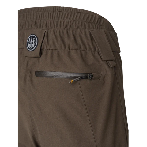 Pantalon de chasse Beretta Bakhold imperméable et respirant, conçu pour le silence et la liberté de mouvement, idéal pour les environnements exigeants. Taille élastique, glissières YKK, et doublure thermique avec membrane BWB EVO pour une protection et un confort optimaux.