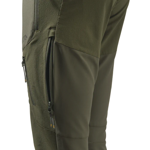 Pantalon Beretta Way Stretch EVO pour homme, idéal pour chasse en automne et hiver, avec matériau ultra-élastique, anti-abrasion, ceinture ergonomique, soutien lombaire en micropolaire, et coupe ajustée pour une liberté de mouvement maximale et confort optimal sur terrains difficiles.