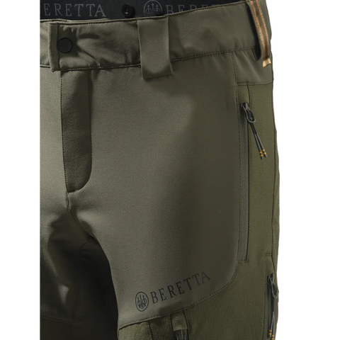Pantalon Beretta Way Stretch EVO pour homme, idéal pour chasse en automne et hiver, avec matériau ultra-élastique, anti-abrasion, ceinture ergonomique, soutien lombaire en micropolaire, et coupe ajustée pour une liberté de mouvement maximale et confort optimal sur terrains difficiles.