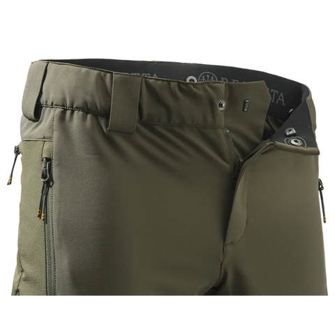 Pantalon Beretta Way Stretch EVO pour homme, idéal pour chasse en automne et hiver, avec matériau ultra-élastique, anti-abrasion, ceinture ergonomique, soutien lombaire en micropolaire, et coupe ajustée pour une liberté de mouvement maximale et confort optimal sur terrains difficiles.