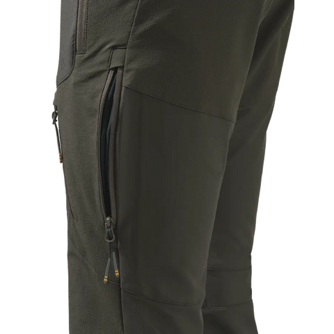 Pantalon Beretta Way Stretch EVO pour homme, idéal pour chasse en automne et hiver, avec matériau ultra-élastique, anti-abrasion, ceinture ergonomique, soutien lombaire en micropolaire, et coupe ajustée pour une liberté de mouvement maximale et confort optimal sur terrains difficiles.