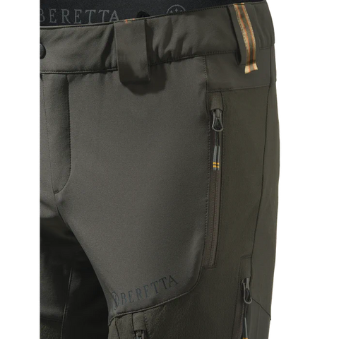Pantalon Beretta Way Stretch EVO pour homme, idéal pour chasse en automne et hiver, avec matériau ultra-élastique, anti-abrasion, ceinture ergonomique, soutien lombaire en micropolaire, et coupe ajustée pour une liberté de mouvement maximale et confort optimal sur terrains difficiles.
