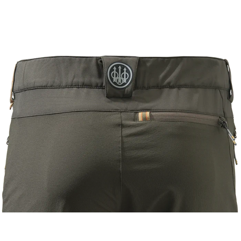 Pantalon Beretta Way Stretch EVO pour homme, idéal pour chasse en automne et hiver, avec matériau ultra-élastique, anti-abrasion, ceinture ergonomique, soutien lombaire en micropolaire, et coupe ajustée pour une liberté de mouvement maximale et confort optimal sur terrains difficiles.