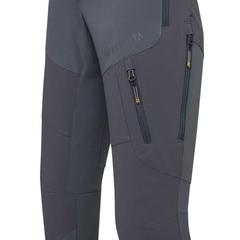 Pantalon Beretta Way Stretch EVO pour homme, idéal pour chasse en automne et hiver, avec matériau ultra-élastique, anti-abrasion, ceinture ergonomique, soutien lombaire en micropolaire, et coupe ajustée pour une liberté de mouvement maximale et confort optimal sur terrains difficiles.