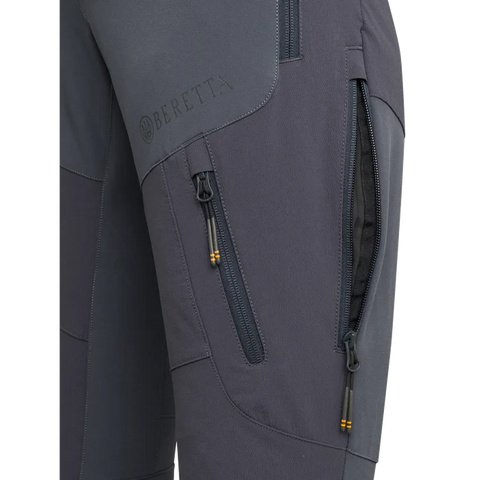 Pantalon Beretta Way Stretch EVO pour homme, idéal pour chasse en automne et hiver, avec matériau ultra-élastique, anti-abrasion, ceinture ergonomique, soutien lombaire en micropolaire, et coupe ajustée pour une liberté de mouvement maximale et confort optimal sur terrains difficiles.