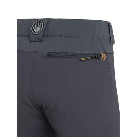Pantalon Beretta Way Stretch EVO pour homme, idéal pour chasse en automne et hiver, avec matériau ultra-élastique, anti-abrasion, ceinture ergonomique, soutien lombaire en micropolaire, et coupe ajustée pour une liberté de mouvement maximale et confort optimal sur terrains difficiles.