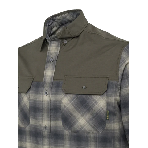 Chemise Beretta Outpost en polyester recyclé et élasthanne, idéale pour les chasseurs et les amateurs de plein air, avec renforts stratégiquement placés et poches poitrine plaquées pour un rangement pratique et une durabilité accrue lors des activités de début de saison.