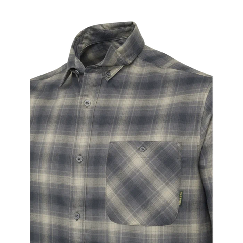 Chemise Beretta Jargo Stretch pour activités en plein air, offrant confort et flexibilité, idéale pour la chasse avec design fonctionnel, col boutonné caché, et poche poitrine, fabriquée en polyester recyclé et élasthanne, adaptée aux environnements variés comme les forêts, montagnes et milieux aquatiques.