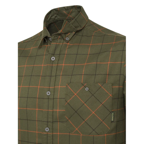 Chemise Beretta Jargo Stretch pour activités en plein air, offrant confort et flexibilité, idéale pour la chasse avec design fonctionnel, col boutonné caché, et poche poitrine, fabriquée en polyester recyclé et élasthanne, adaptée aux environnements variés comme les forêts, montagnes et milieux aquatiques.