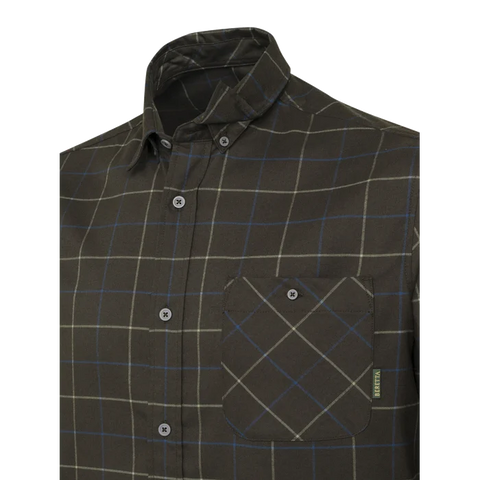 Chemise Beretta Jargo Stretch pour activités en plein air, offrant confort et flexibilité, idéale pour la chasse avec design fonctionnel, col boutonné caché, et poche poitrine, fabriquée en polyester recyclé et élasthanne, adaptée aux environnements variés comme les forêts, montagnes et milieux aquatiques.