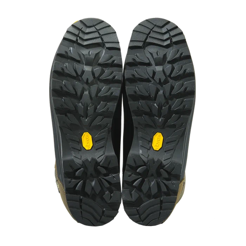 Les Chaussures Beretta Trail GTX sont conçues pour la chasse en terrains difficiles, avec un cuir nubuck robuste, des semelles Vibram pour une adhérence exceptionnelle, et une doublure GORE-TEX offrant imperméabilité et respirabilité.