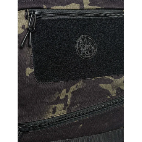 Sac à dos Beretta Tactical Flank Multicam de 17 L avec système M.O.L.L.E et compartiment pour ordinateur, idéal pour activités tactiques et missions sur le terrain, conception robuste en nylon hydrofuge avec poches YKK et intégration Multicam pour camouflage optimal.