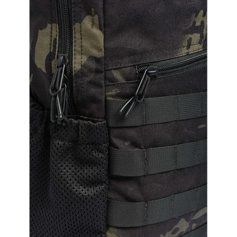 Sac à dos Beretta Tactical Flank Multicam de 17 L avec système M.O.L.L.E et compartiment pour ordinateur, idéal pour activités tactiques et missions sur le terrain, conception robuste en nylon hydrofuge avec poches YKK et intégration Multicam pour camouflage optimal.