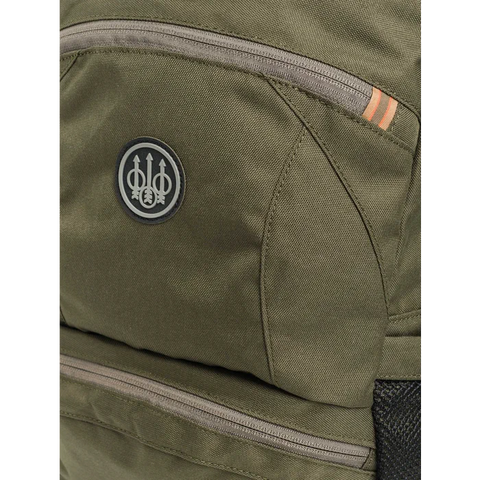 Sac à dos multifonctions Beretta de 20 litres, conçu pour des activités extérieures telles que chasse, randonnée et tir sportif. Fabriqué en matériau hydrofuge et résistant, avec bretelles rembourrées et dos respirant pour un confort optimal.