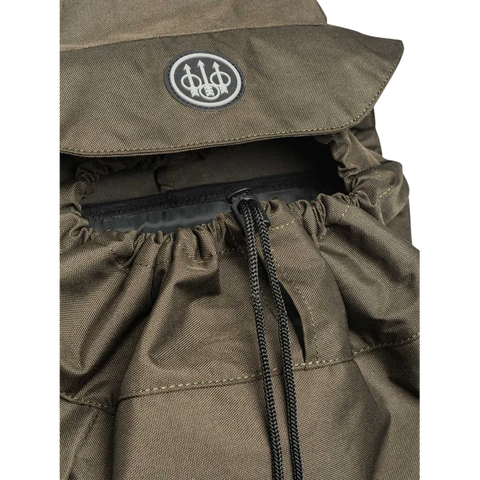 Sac à dos Beretta 25 L robuste et imperméable, parfait pour la chasse et les activités de plein air, avec poches latérales et frontales, design ergonomique et bretelles rembourrées pour un confort optimal sur de longues distances.