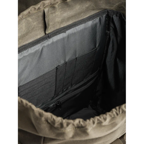 Sac à dos Beretta 25 L robuste et imperméable, parfait pour la chasse et les activités de plein air, avec poches latérales et frontales, design ergonomique et bretelles rembourrées pour un confort optimal sur de longues distances.