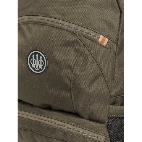 Sac à dos multifonctions Beretta de 20 litres, conçu pour des activités extérieures telles que chasse, randonnée et tir sportif. Fabriqué en matériau hydrofuge et résistant, avec bretelles rembourrées et dos respirant pour un confort optimal.