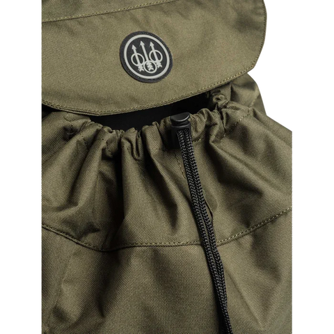 Sac à dos Beretta 25 L robuste et imperméable, parfait pour la chasse et les activités de plein air, avec poches latérales et frontales, design ergonomique et bretelles rembourrées pour un confort optimal sur de longues distances.