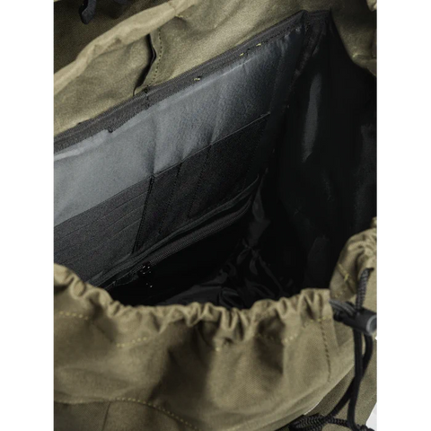 Sac à dos Beretta 25 L robuste et imperméable, parfait pour la chasse et les activités de plein air, avec poches latérales et frontales, design ergonomique et bretelles rembourrées pour un confort optimal sur de longues distances.