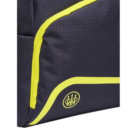 Image du sac à dos Beretta Challenge de 18 litres, fabriqué en polyester résistant avec des fermetures éclair YKK, conçu pour le confort et la durabilité avec des bretelles rembourrées, adapté aux activités quotidiennes et aux voyages.