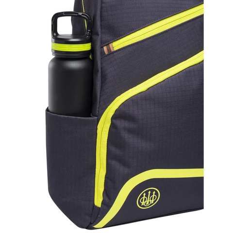 Image du sac à dos Beretta Challenge de 18 litres, fabriqué en polyester résistant avec des fermetures éclair YKK, conçu pour le confort et la durabilité avec des bretelles rembourrées, adapté aux activités quotidiennes et aux voyages.