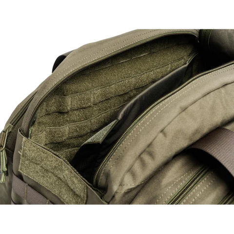 Image du sac de tir Beretta Tactical de 38 litres, conçu pour transporter tout l'équipement nécessaire pour une journée d'entraînement, avec un grand compartiment principal et des poches latérales pour une organisation optimale. Parfait pour les amateurs de tir, ce sac est fabriqué avec un matériau hydrofuge résistant et une glissière YKK pour une durabilité accrue.