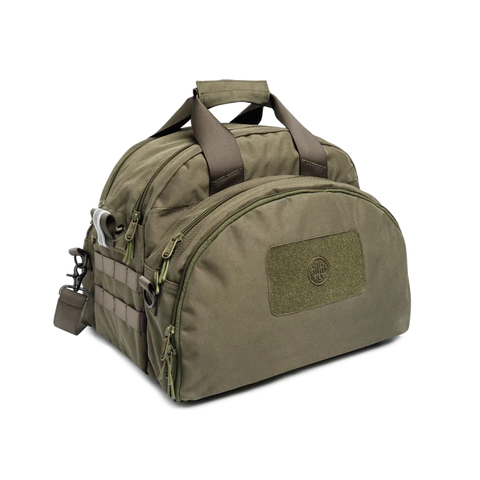 Image du sac de tir Beretta Tactical de 38 litres, conçu pour transporter tout l'équipement nécessaire pour une journée d'entraînement, avec un grand compartiment principal et des poches latérales pour une organisation optimale. Parfait pour les amateurs de tir, ce sac est fabriqué avec un matériau hydrofuge résistant et une glissière YKK pour une durabilité accrue.