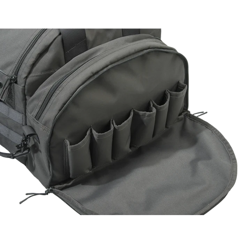 Image du sac de tir Beretta Tactical de 38 litres, conçu pour transporter tout l'équipement nécessaire pour une journée d'entraînement, avec un grand compartiment principal et des poches latérales pour une organisation optimale. Parfait pour les amateurs de tir, ce sac est fabriqué avec un matériau hydrofuge résistant et une glissière YKK pour une durabilité accrue.