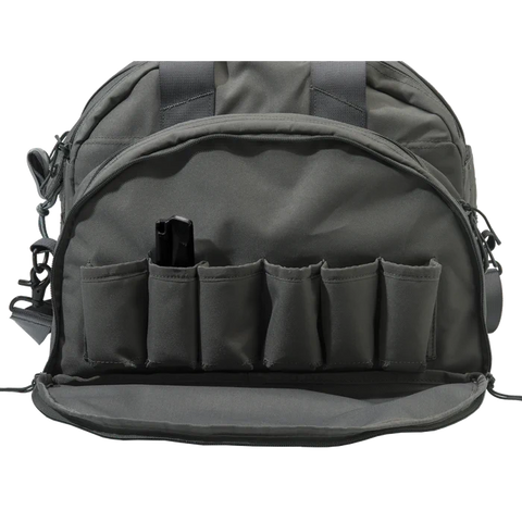 Image du sac de tir Beretta Tactical de 38 litres, conçu pour transporter tout l'équipement nécessaire pour une journée d'entraînement, avec un grand compartiment principal et des poches latérales pour une organisation optimale. Parfait pour les amateurs de tir, ce sac est fabriqué avec un matériau hydrofuge résistant et une glissière YKK pour une durabilité accrue.