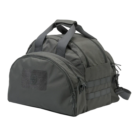 Image du sac de tir Beretta Tactical de 38 litres, conçu pour transporter tout l'équipement nécessaire pour une journée d'entraînement, avec un grand compartiment principal et des poches latérales pour une organisation optimale. Parfait pour les amateurs de tir, ce sac est fabriqué avec un matériau hydrofuge résistant et une glissière YKK pour une durabilité accrue.