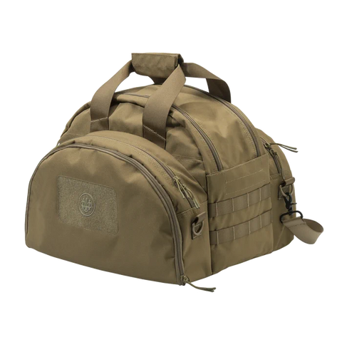 Image du sac de tir Beretta Tactical de 38 litres, conçu pour transporter tout l'équipement nécessaire pour une journée d'entraînement, avec un grand compartiment principal et des poches latérales pour une organisation optimale. Parfait pour les amateurs de tir, ce sac est fabriqué avec un matériau hydrofuge résistant et une glissière YKK pour une durabilité accrue.