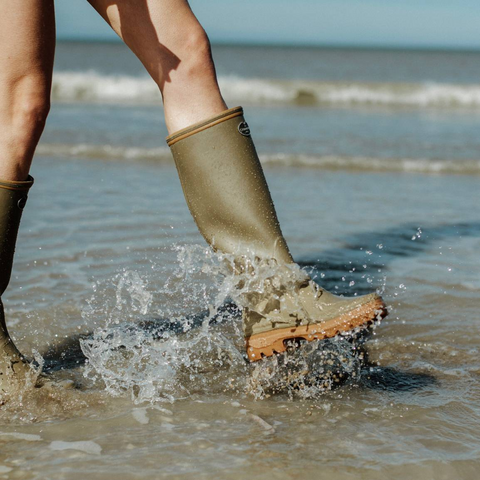 Bottes en caoutchouc naturel pour la marche à la campagne avec doublure en jersey poly-coton ultra-résistante et semelle bi-densité antichoc Le Chameau, offrant confort et adhérence tout terrain, imperméables et fabriquées artisanalement.