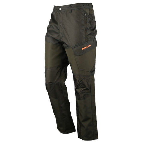 Pantalon de traque Somlys Fighters 585 conçu pour la chasse et la randonnée, offrant durabilité, confort et fonctionnalité, avec matériaux résistants et renforts, équipé de poches multiples pour un usage pratique en activités de plein air difficiles