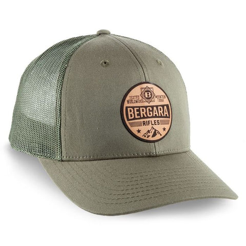 Casquette Bergara Mountain Patch de style camionneur avec fermeture arrière réglable Snap-Back, dotée d'un patch en cuir gravé du logo Bergara. Fabriquée en coton et polyester vert, cette casquette unisexe offre une protection solaire efficace grâce à ses fibres ultrafines et respirantes qui ne s'effilochent pas. Parfaite pour les activités extérieures, elle combine confort et style.