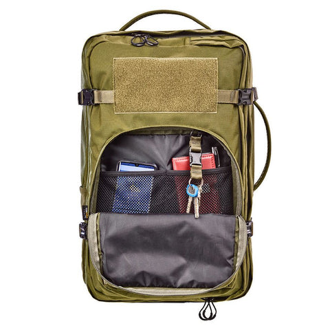 Sac à dos Bergara de voyage de 30 litres, fabriqué en Cordura avec fermetures YKK, featuring bretelles ergonomiques et rembourrées, compartiments pour ordinateur portable, trousse de toilette amovible, et système MOLLE sur poche avant. Idéal pour courts séjours avec confort et organisation.