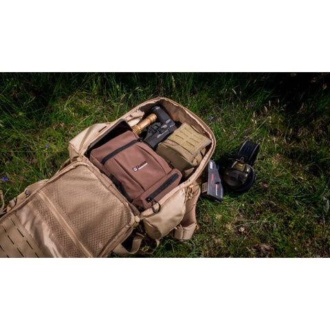 Sac à dos tactique Bergara fabriqué en Cordura, idéal pour les missions militaires et les aventures en extérieur, avec un design ergonomique pour un confort optimal et de multiples compartiments pour une organisation efficace, couleur sable