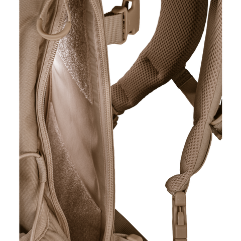 Sac à dos tactique Bergara fabriqué en Cordura, idéal pour les missions militaires et les aventures en extérieur, avec un design ergonomique pour un confort optimal et de multiples compartiments pour une organisation efficace, couleur sable