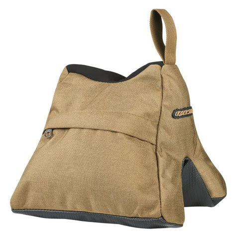 Image montrant le sac de tir Bergara utilisé pour améliorer la précision des carabines et fusils, conçu avec des matériaux durables et résistants à l'eau, présentant une fermeture éclair YKK®, idéale pour les tireurs et chasseurs recherchant stabilité et facilité de transport. Ce sac au design antidérapant s'adapte à divers supports pour des activités de tir en extérieur.
