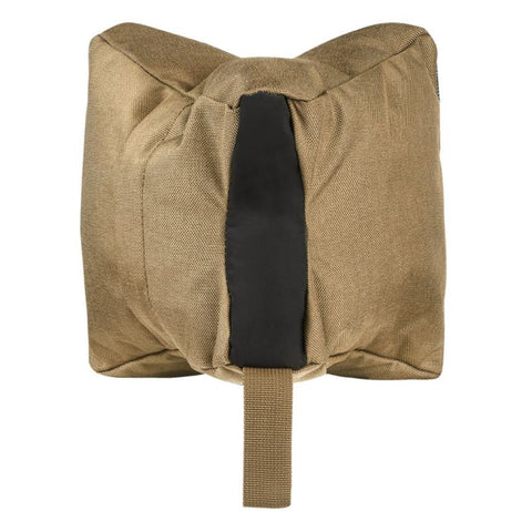 Image montrant le sac de tir Bergara utilisé pour améliorer la précision des carabines et fusils, conçu avec des matériaux durables et résistants à l'eau, présentant une fermeture éclair YKK®, idéale pour les tireurs et chasseurs recherchant stabilité et facilité de transport. Ce sac au design antidérapant s'adapte à divers supports pour des activités de tir en extérieur.