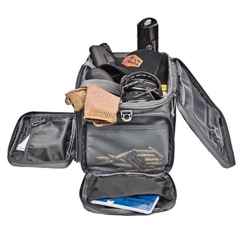 Sac de tir Bergara en polyester gris avec multiples compartiments amovibles, poches zippées et sangles MOLLE, idéal pour armes de poing, chargeurs, et accessoires de tir sportif. Dimensions 43 x 28 x 26 cm, volume 20 litres, avec porte-cartes transparent et double poignée pour transport sécurisé