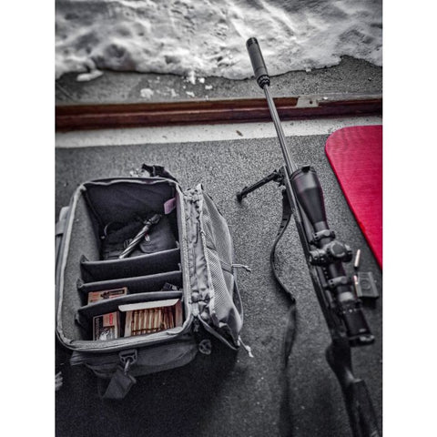 Sac de tir Bergara en polyester gris avec multiples compartiments amovibles, poches zippées et sangles MOLLE, idéal pour armes de poing, chargeurs, et accessoires de tir sportif. Dimensions 43 x 28 x 26 cm, volume 20 litres, avec porte-cartes transparent et double poignée pour transport sécurisé