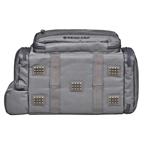 Sac de tir Bergara en polyester gris avec multiples compartiments amovibles, poches zippées et sangles MOLLE, idéal pour armes de poing, chargeurs, et accessoires de tir sportif. Dimensions 43 x 28 x 26 cm, volume 20 litres, avec porte-cartes transparent et double poignée pour transport sécurisé