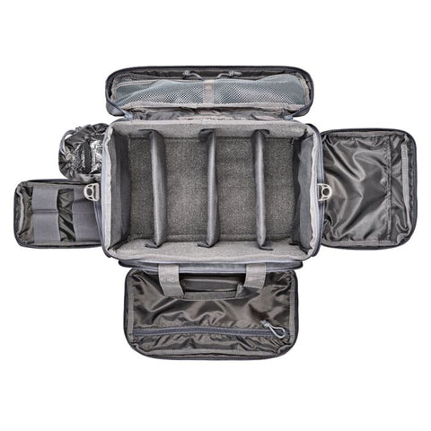 Sac de tir Bergara en polyester gris avec multiples compartiments amovibles, poches zippées et sangles MOLLE, idéal pour armes de poing, chargeurs, et accessoires de tir sportif. Dimensions 43 x 28 x 26 cm, volume 20 litres, avec porte-cartes transparent et double poignée pour transport sécurisé