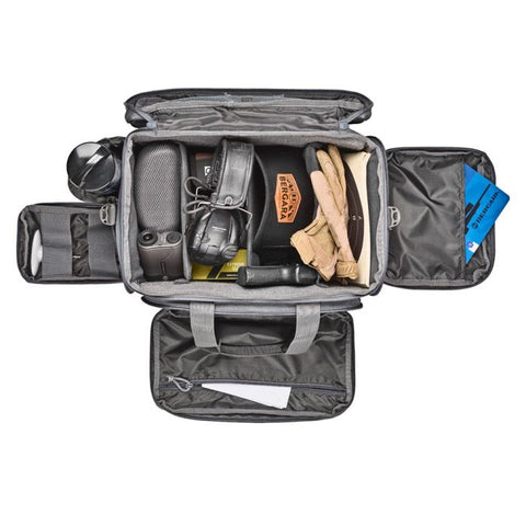 Sac de tir Bergara en polyester gris avec multiples compartiments amovibles, poches zippées et sangles MOLLE, idéal pour armes de poing, chargeurs, et accessoires de tir sportif. Dimensions 43 x 28 x 26 cm, volume 20 litres, avec porte-cartes transparent et double poignée pour transport sécurisé