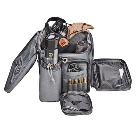 Sac de tir Bergara en polyester gris avec multiples compartiments amovibles, poches zippées et sangles MOLLE, idéal pour armes de poing, chargeurs, et accessoires de tir sportif. Dimensions 43 x 28 x 26 cm, volume 20 litres, avec porte-cartes transparent et double poignée pour transport sécurisé