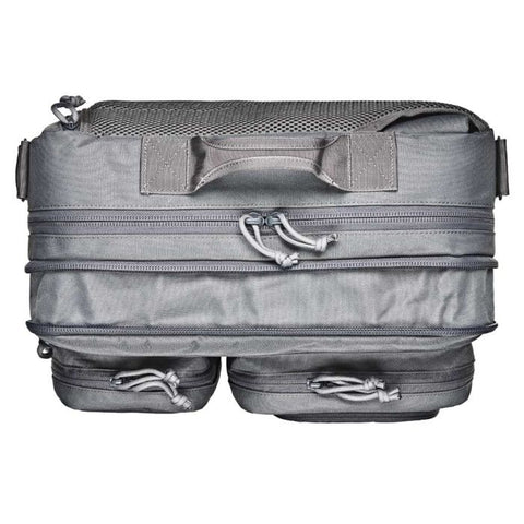 Sac à dos Bergara Tactical Base Camp polyvalent pour une utilisation quotidienne, le travail, et les voyages avec des poches multiples, compartiments extensibles, et bretelles confortables en polyester gris 600D.