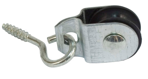 Image de la Poulie Piton Europ-Arm avec un diamètre de 20mm, conçue pour des applications polyvalentes de levage et de traction dans divers domaines comme la chasse, le bricolage et la navigation. Fabrication robuste en métal pour une utilisation sécurisée avec un piton intégré. Idéale pour manipuler des cordes de différentes épaisseurs avec une capacité de charge élevée, assurant durabilité et efficacité.