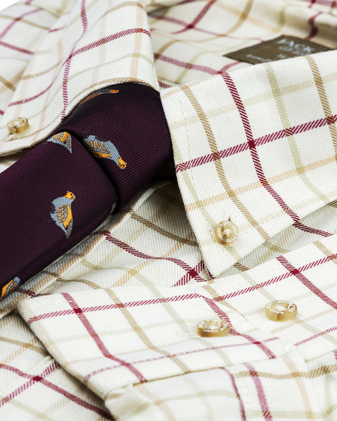 Chemise Jack Pyke Chasse Carreaux Bleu en gros plan montrant le motif à carreaux et la qualité des coutures, parfaite pour la chasse, la randonnée et les activités de plein air, offrant confort et style classique.