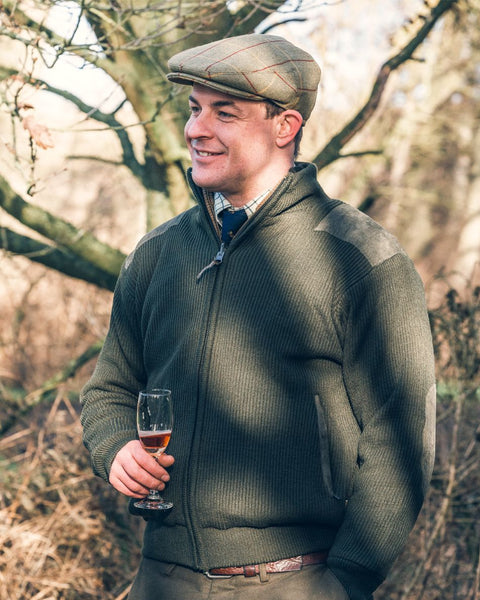 Casquette plate en tweed gris de qualité supérieure pour les activités de chasse et de plein air, fabriquée par Jack Pyke, offrant une protection solaire et un style intemporel. Idéale pour les chasseurs et randonneurs recherchant un accessoire élégant et fonctionnel.