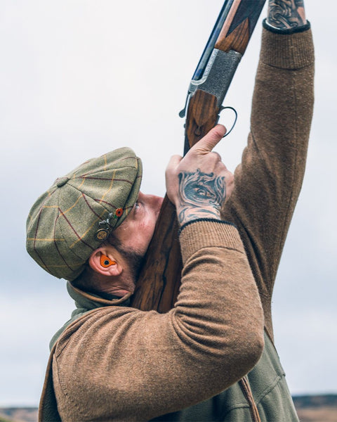 Casquette plate en tweed gris de qualité supérieure pour les activités de chasse et de plein air, fabriquée par Jack Pyke, offrant une protection solaire et un style intemporel. Idéale pour les chasseurs et randonneurs recherchant un accessoire élégant et fonctionnel.